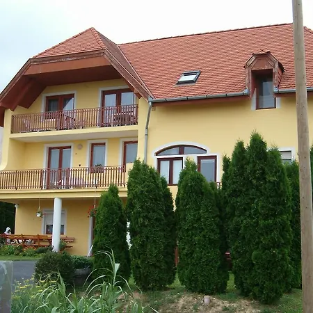 Yellow Apartmenthouse 아파트 *